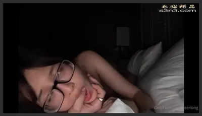 人气反差女网黄性爱私拍眼镜娘啪啪前自慰调情被男友狠狠边操边舌吻