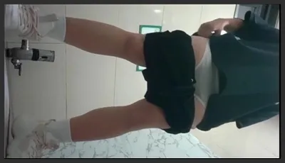 商场女厕全景厕拍美女姐姐尿尿弟弟凑过来要看她的逼长什么样姐姐生气了