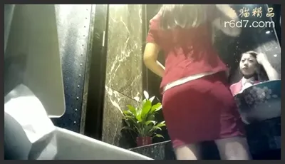 酒店女厕全景偷拍不敢坐半蹲着尿的小姐姐肥美的无毛小嫩鲍