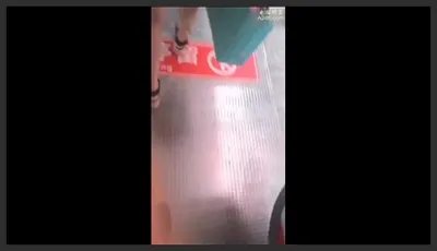 地铁顶摸街射精液射手上被发现还闻了一下