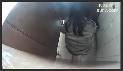 办公楼女厕大胆贴着B拍漂亮学妹圆圆的大屁股好想舔一下