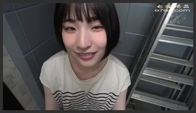 黑发白皙美女湿漉漉的服务