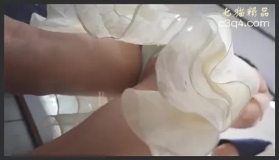 大神偷拍 露背短裙美女弯腰照镜子被CD半透明内露性感屁股 抹胸裙胸口纹身美女..骚内露毛前后CD屁股有点黑