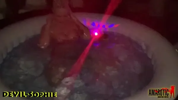 Bei der Kleiderprobe küssen sich die Girls