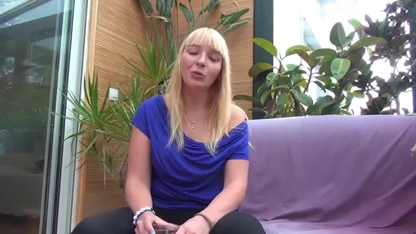 Am Pool lässt sich das blonde Girl bumsen