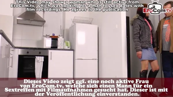 Blondes natürliches Luder steht auf schwarze Pimmel