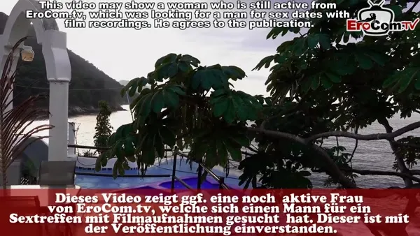 Die blanke Fotze der schwarzhaarigen Schlampe gestopft