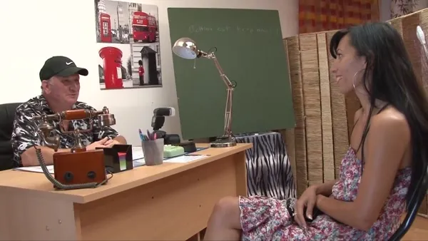 Dicker Schwanz dehnt ihre junge Arschfotze