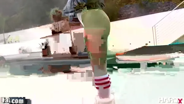 Blondes Flittchen fingert sich die feuchte Fotze